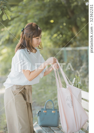 Housewife, housewife, grinning 32362281