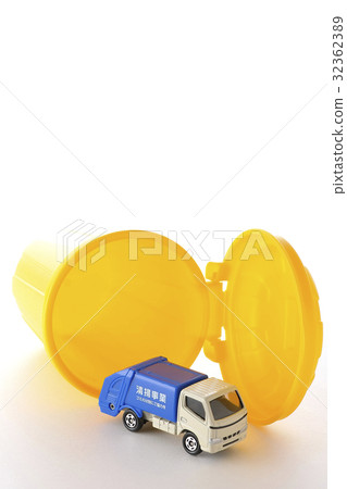 Trash can and sweeper Trash can and sweeper 32362389