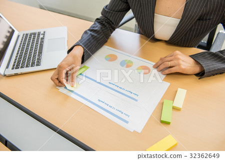 Business meeting Core working meeting carrier woman female sticky note post it Business meeting Core working meeting carrier woman female sticky note post it 32362649