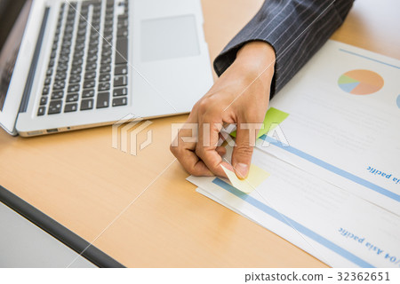 Business meeting Core working meeting carrier woman female sticky note post it Business meeting Core working meeting carrier woman female sticky note post it 32362651