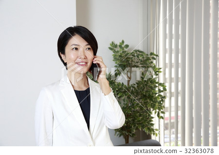 打電話給智能手機的女人 32363078