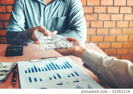 Businessman giving money to Business partner  32363119