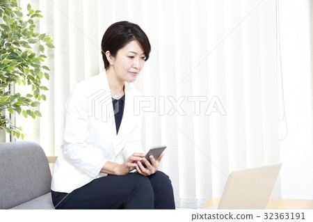 在看電腦的同時操作智能手機的女人 32363191