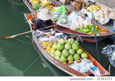 Damnoen Saduak floating market 32363553