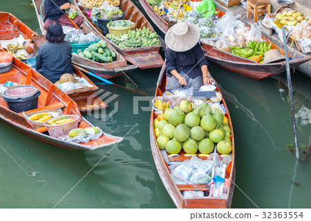 Damnoen Saduak floating market 32363554