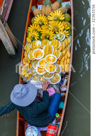 Long-tail boat with fruits on the floating market Long-tail boat with fruits on the floating market 32363556