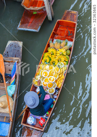 Long-tail boat with fruits on the floating market Long-tail boat with fruits on the floating market 32363665