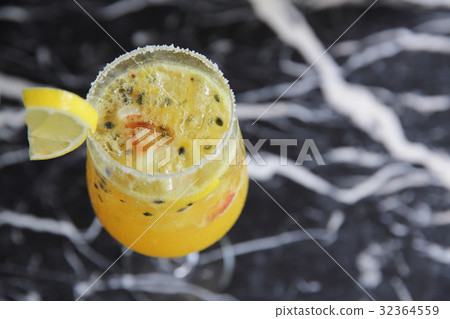 passion fruit cocktail 32364559