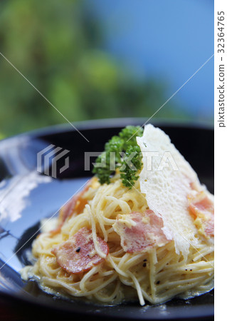Carbonara spaghetti with bacon and cheese 32364765