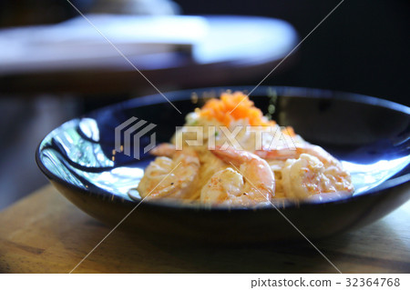 Shrimp spaghetti with white sacue 32364768