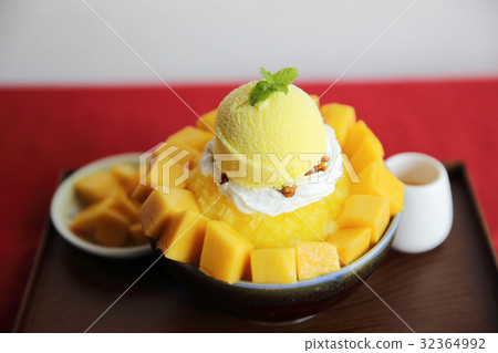 Shaved Ice dessert with Fresh Mango 32364992