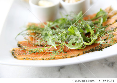 Smoked salmon gravlax with bread 32365084