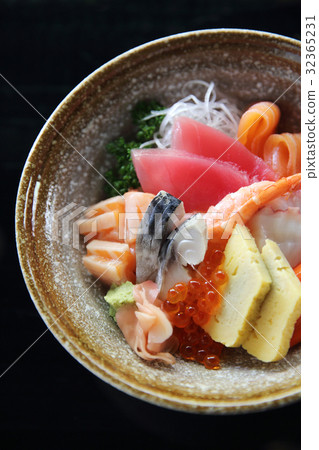 Sushi don , raw salmon tuna octopus and egg on rice Sushi don , raw salmon tuna octopus and egg on rice 32365231