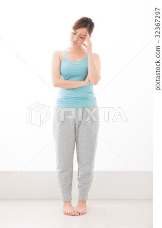 Fitness women suffer 32367297