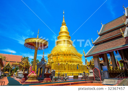 Wat Phrathat Hariphunchai Golden pagoda in Lamphun 32367457
