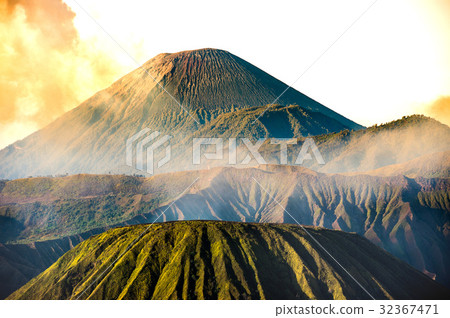 Mount Bromo volcano (Gunung Bromo) Mount Bromo volcano (Gunung Bromo) 32367471