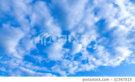 Sky and clouds in July (16: 9) 32367819
