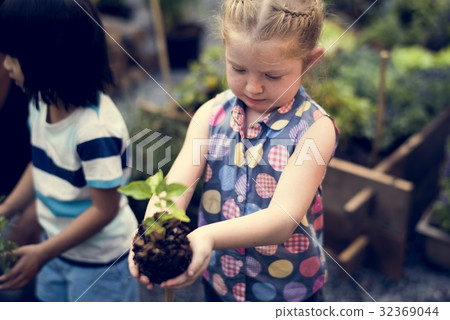 Child is going to plant a tree 32369044