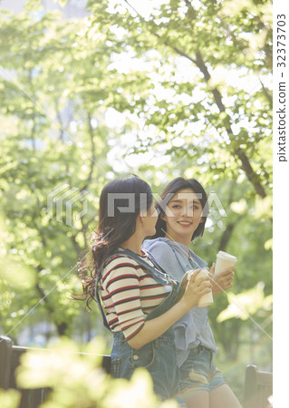年輕的女人 32373703