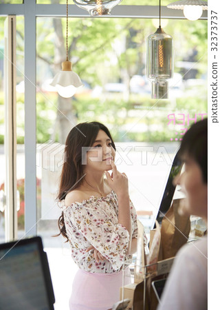 年輕的女人，咖啡師，咖啡館 32373737