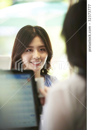 咖啡師，年輕的女孩，咖啡館 32373777