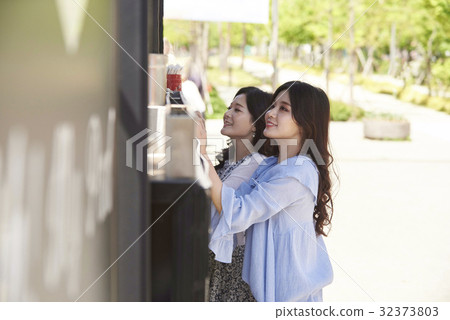 年輕的女人，食物卡車 32373803