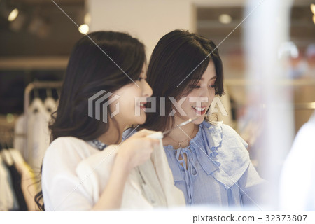 年輕女子，購物，服裝店 32373807