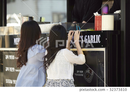 年輕的女人，食物卡車 32373810