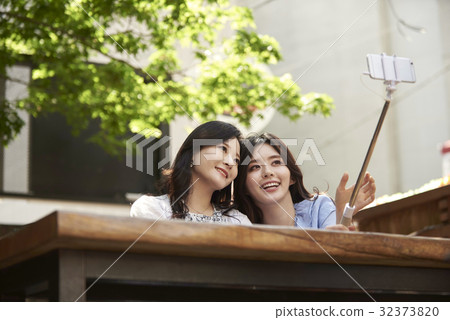 年輕的女人，餐廳 32373820