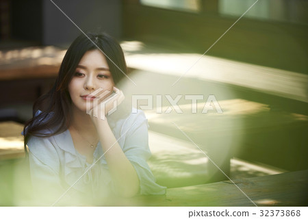 年輕的女人，餐廳 32373868