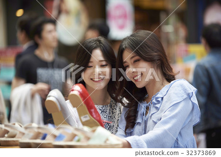 年輕女子，購物，鞋店 32373869