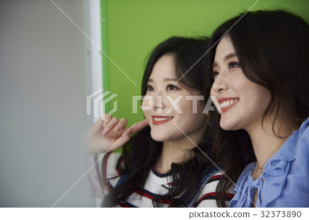 年輕的女孩，貼紙照片，遊戲中心 32373890