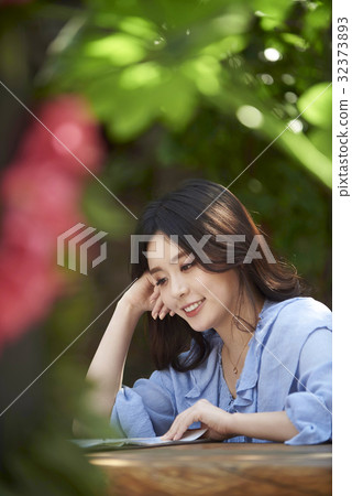 年輕的女人，餐廳 32373893