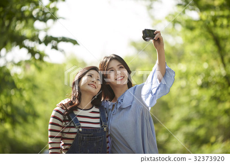Young woman 32373920