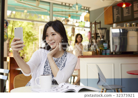 Young woman, Cafe 32373921