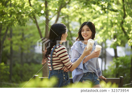 年輕的女人 32373954