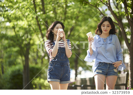 年輕的女人 年輕的女人 32373959