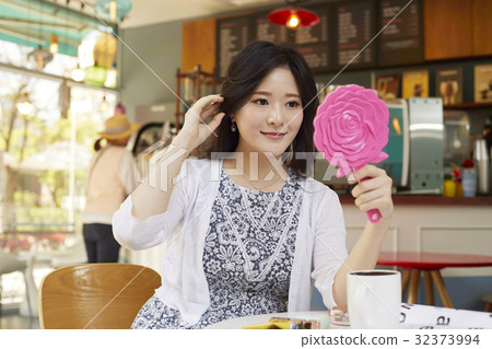 年輕女子,咖啡廳 年輕女子,咖啡廳 32373994