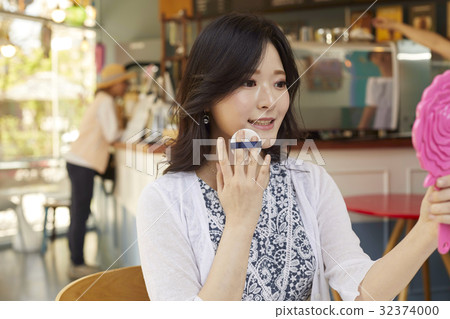 年輕的女人,咖啡師,咖啡館 年輕的女人,咖啡師,咖啡館 32374000