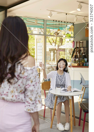 Young woman, Cafe Young woman, Cafe 32374007
