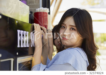 年輕的女人，食物卡車 32374024