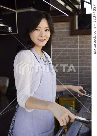 年輕的女人，食物卡車 32374057