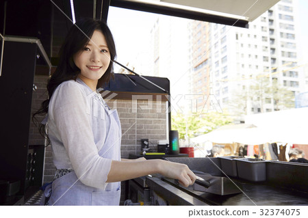 Young woman, food truck 32374075