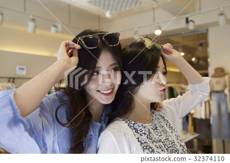 年輕的女人，購物 32374110