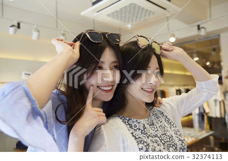 Young woman, shopping 32374113