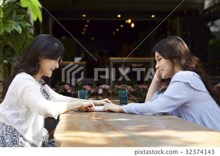 年輕的女人,餐廳 年輕的女人,餐廳 32374143