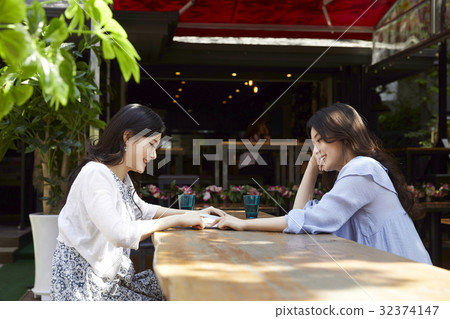 年輕的女人,餐廳 年輕的女人,餐廳 32374147