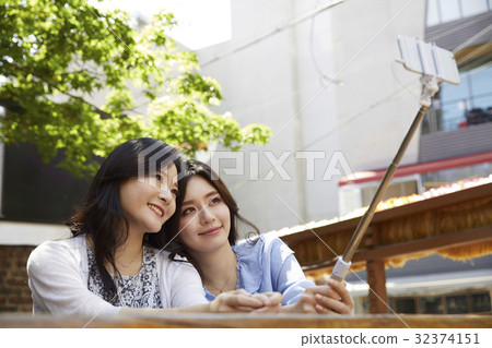 Young woman, restaurant 32374151