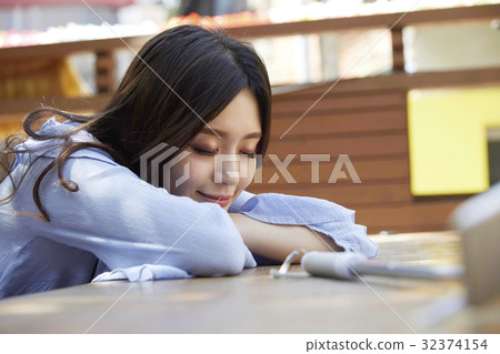 年輕的女人，餐廳 32374154