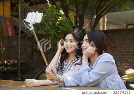 Young woman, restaurant 32374155